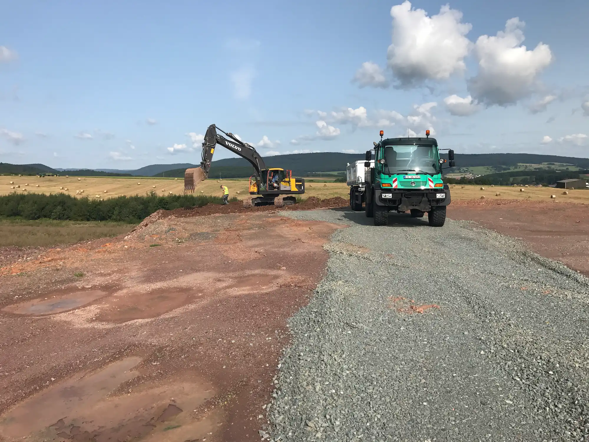 Firma Eich Bau auf der Baustelle bei Bagger- und Transportarbeiten.