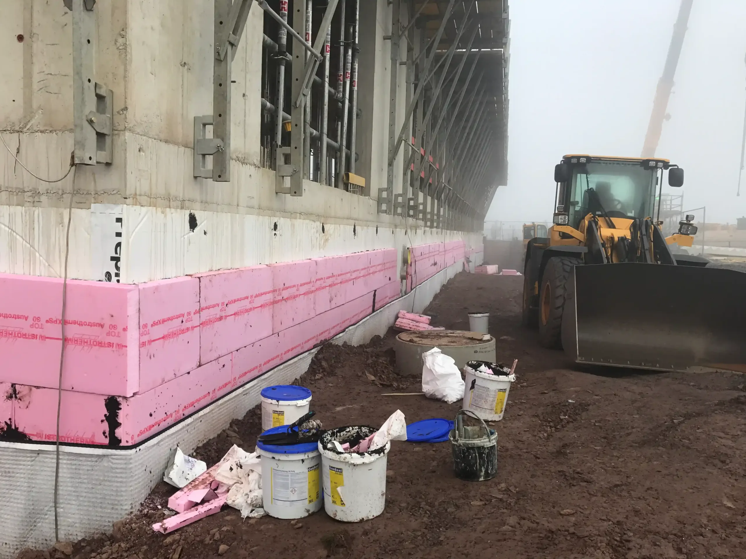 Firma Eich Bau auf der Baustelle bei Baggerarbeiten.