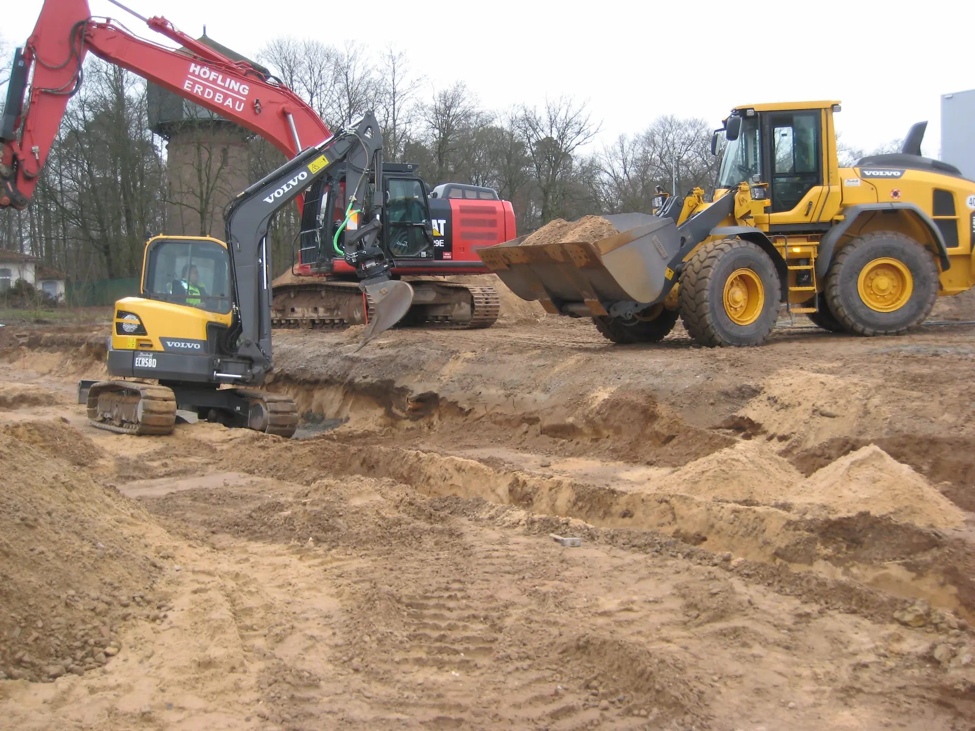 Firma Eich Bau auf der Baustelle bei Baggerarbeiten.