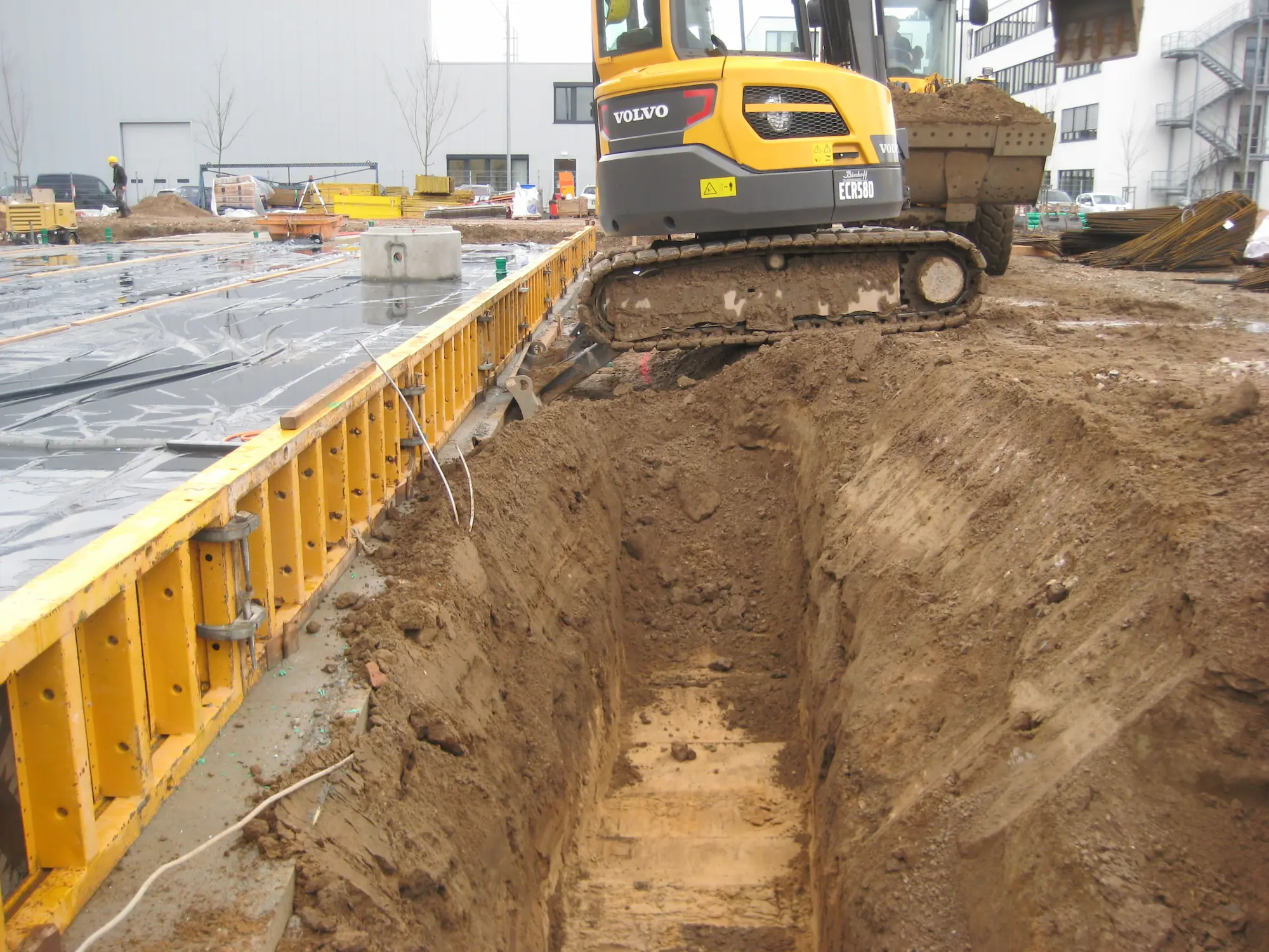 Firma Eich Bau auf der Baustelle bei Baggerarbeiten.