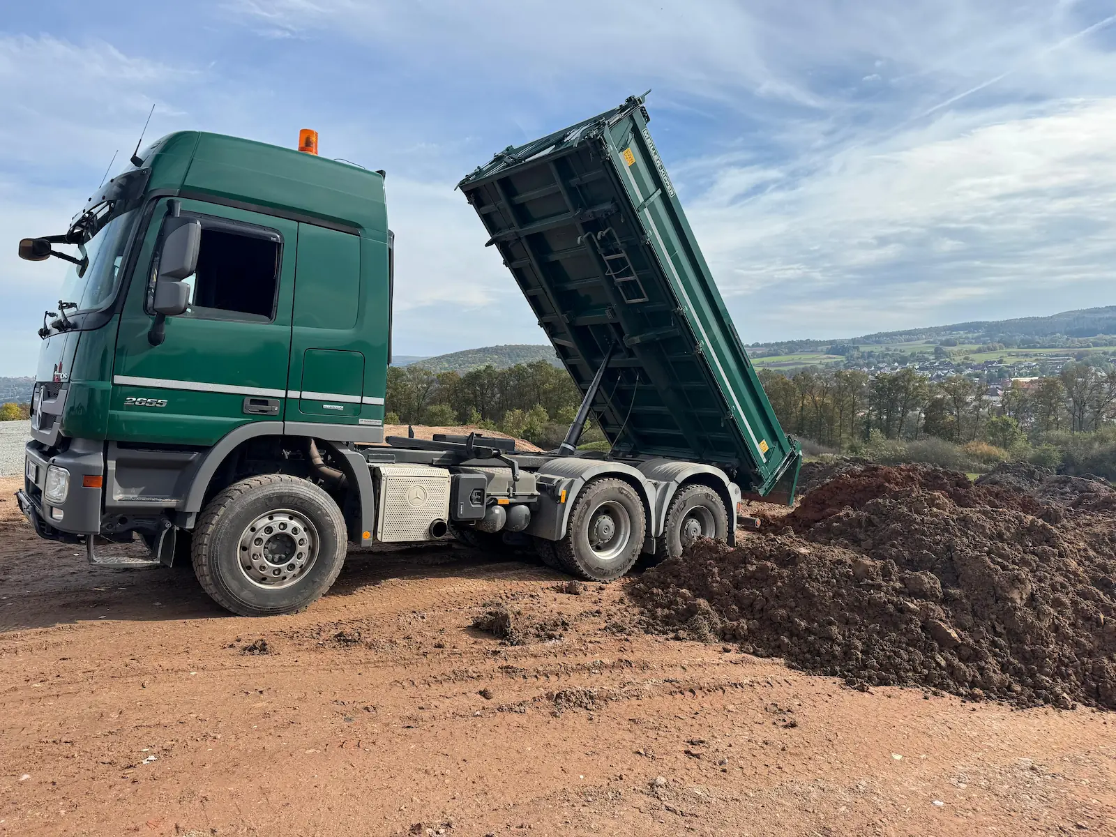 Eich Bau Baggerbetrieb-Fulda - LKW mit Erdlieferung für Bodenausgleich und Terrainanpassung.